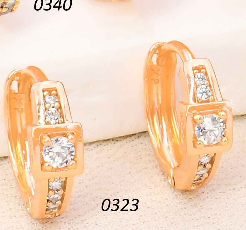 ARETES HUGGIES BAÑO DE ORO 18K. XUPING "C" LINEA ZIRC. EE5500-428 012026