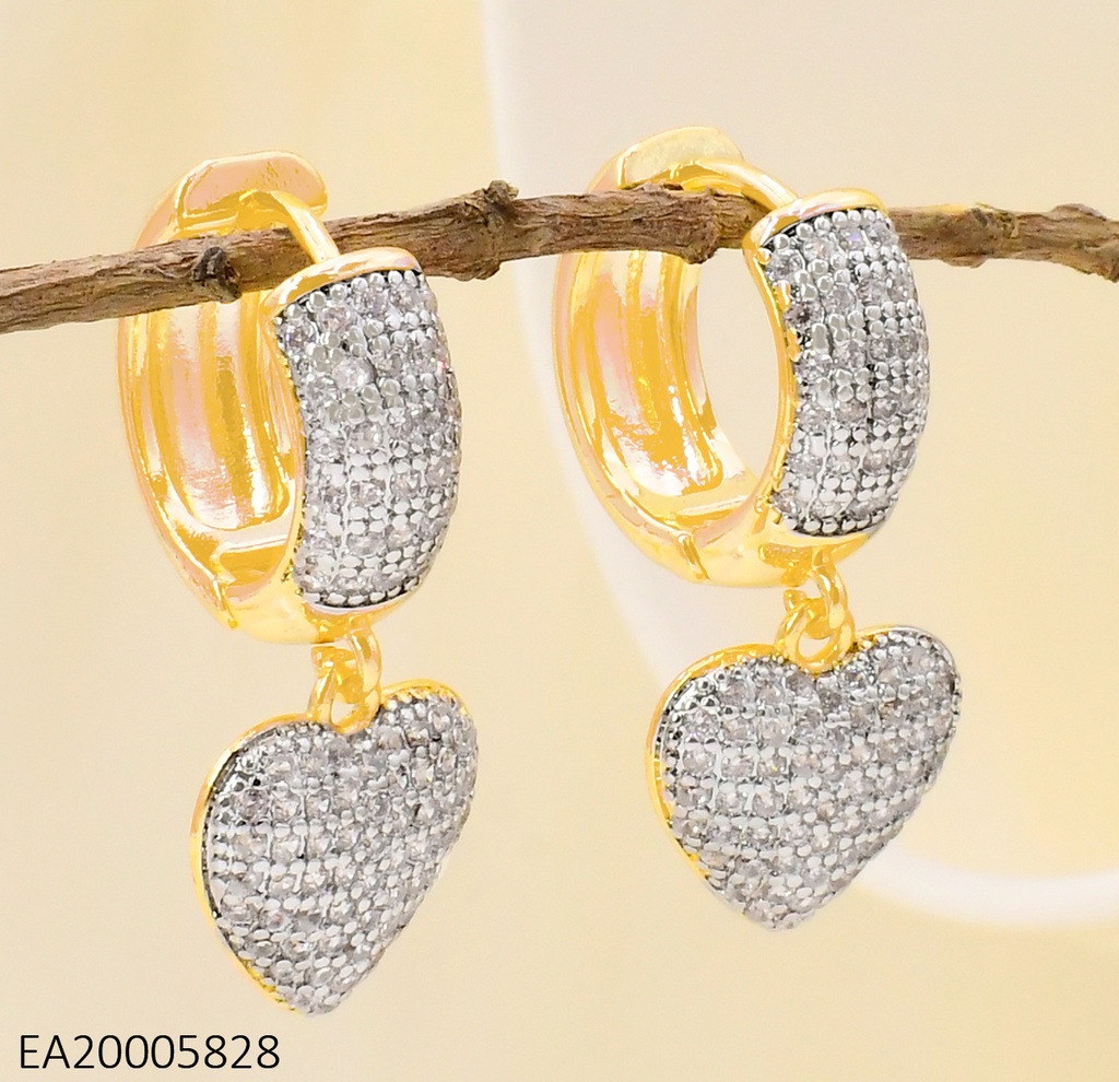 ARETES HUGGIES DOR. "C" ZIRC. CORAZON EE5252-422 012026