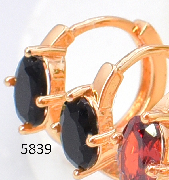 ARETES DOR. HUGGIES ZIRC. OV. NEGRA EE5612-291 012026 (CM)