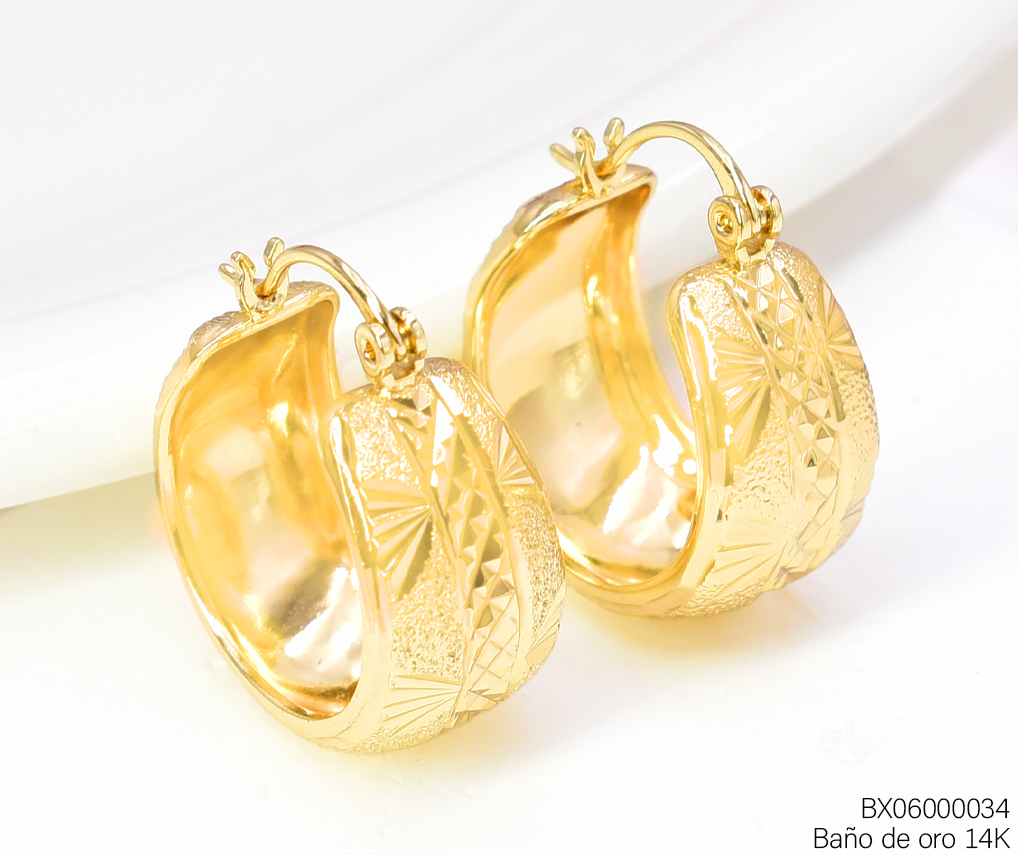 ARGOLLAS BAÑO DE ORO 14K. XUPING "C" GRABADO EE5325-427 012026