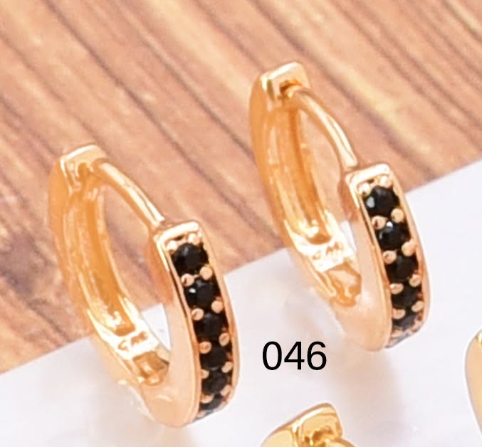 ARETES HUGGIES BAÑO DE ORO LINEA ZIRC NEGRA EE5714-291 (IM26)