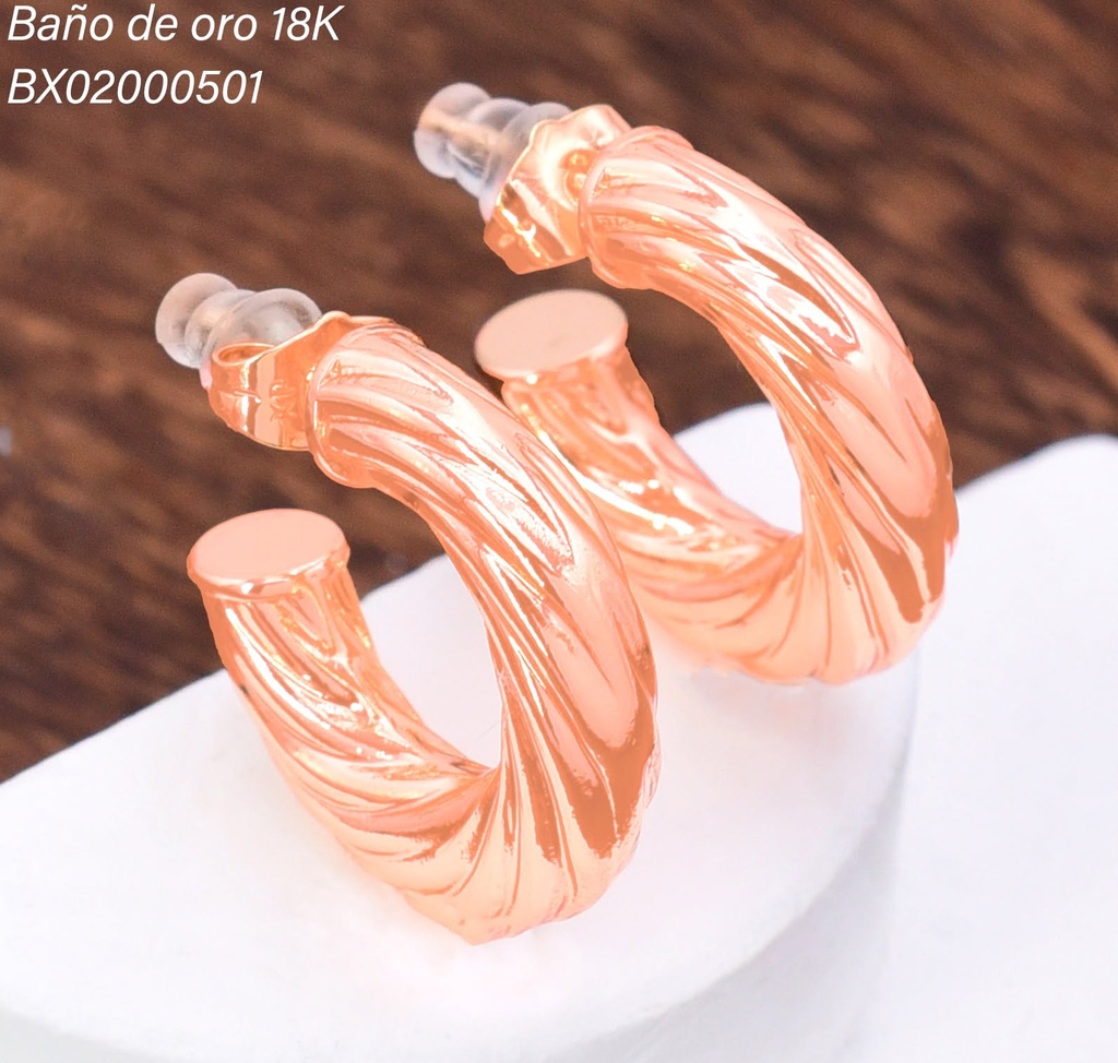 ARETES BAÑO DE ORO 18K. XUPING "C" RAYAS DIAGONALES GRAB