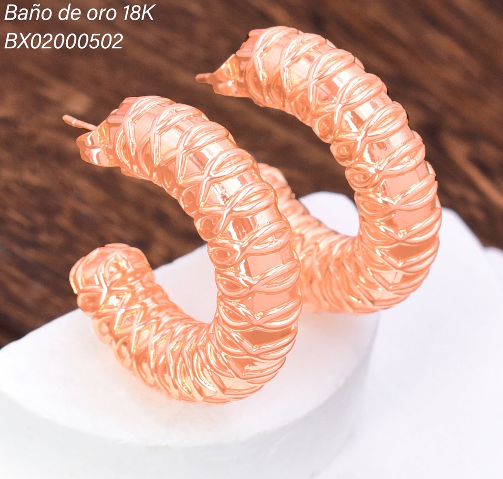 ARETES BAÑO DE ORO 18K. XUPING "C" INF.ROMBOS GRAB.