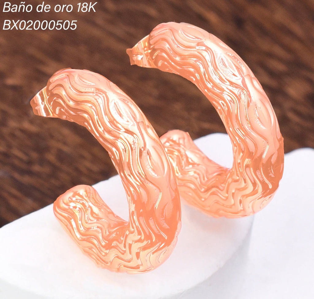 ARETES BAÑO DE ORO 18K. XUPING "C" INFLADAS C/LINEAS CURVAS