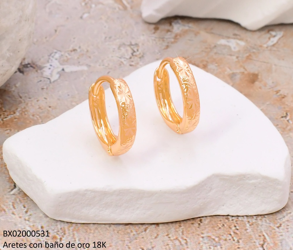ARETES HUGGIES BAÑO DE ORO 18K. XUPING DIAMANTADOS