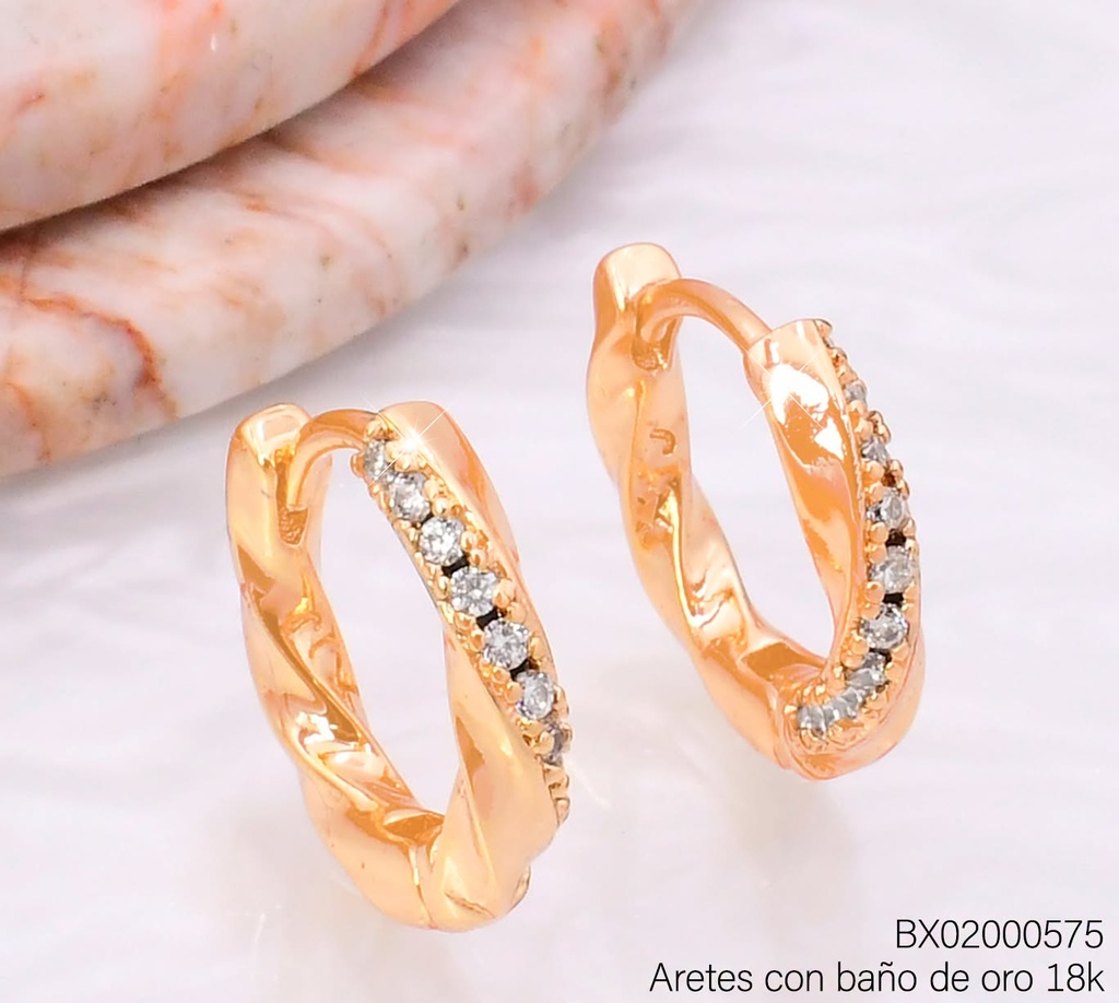 ARETES BAÑO DE ORO 18K XUPING HUGGIES LINEA DIAGONAL ZIRC