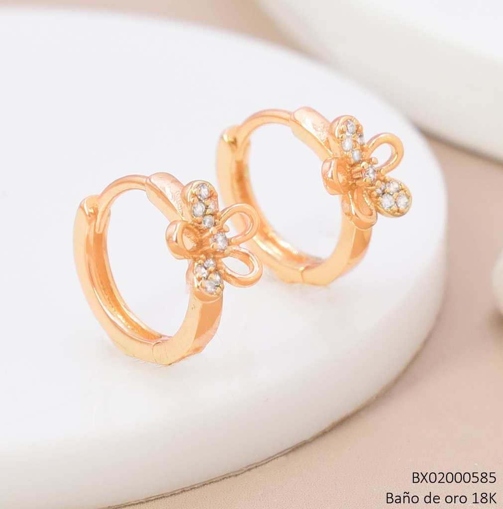 ARETES HUGGIES BAÑO DE ORO 18K. XUPING FLOR CROQUI/ZIRCONIAS