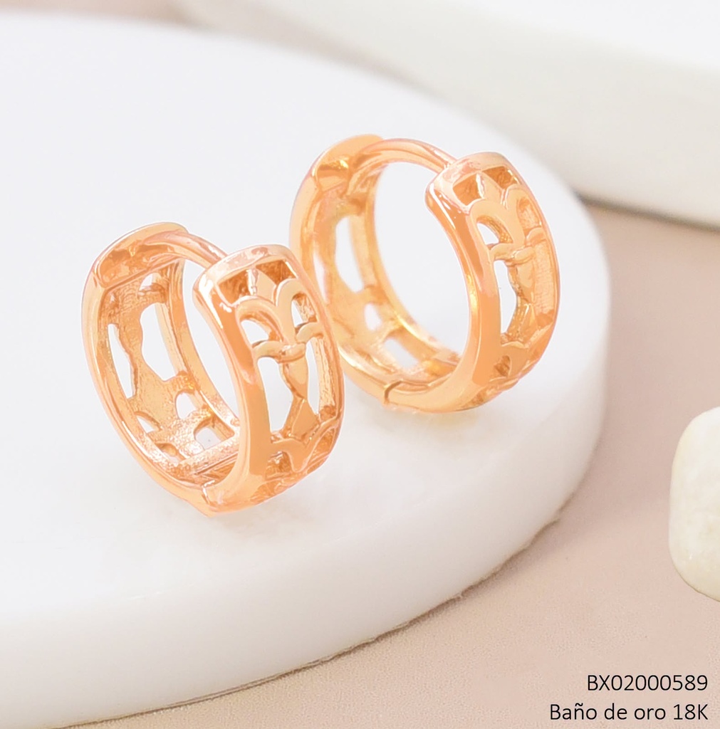 ARETES HUGGIES BAÑO DE ORO 18K. XUPING CALADA CRUZ