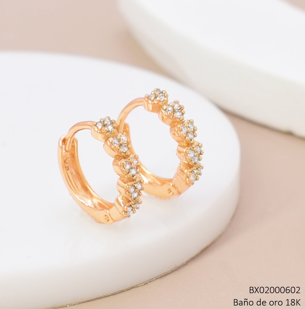 ARETES HUGGIES BAÑO DE ORO 18K. XUPING CORAZONES ZIRC.