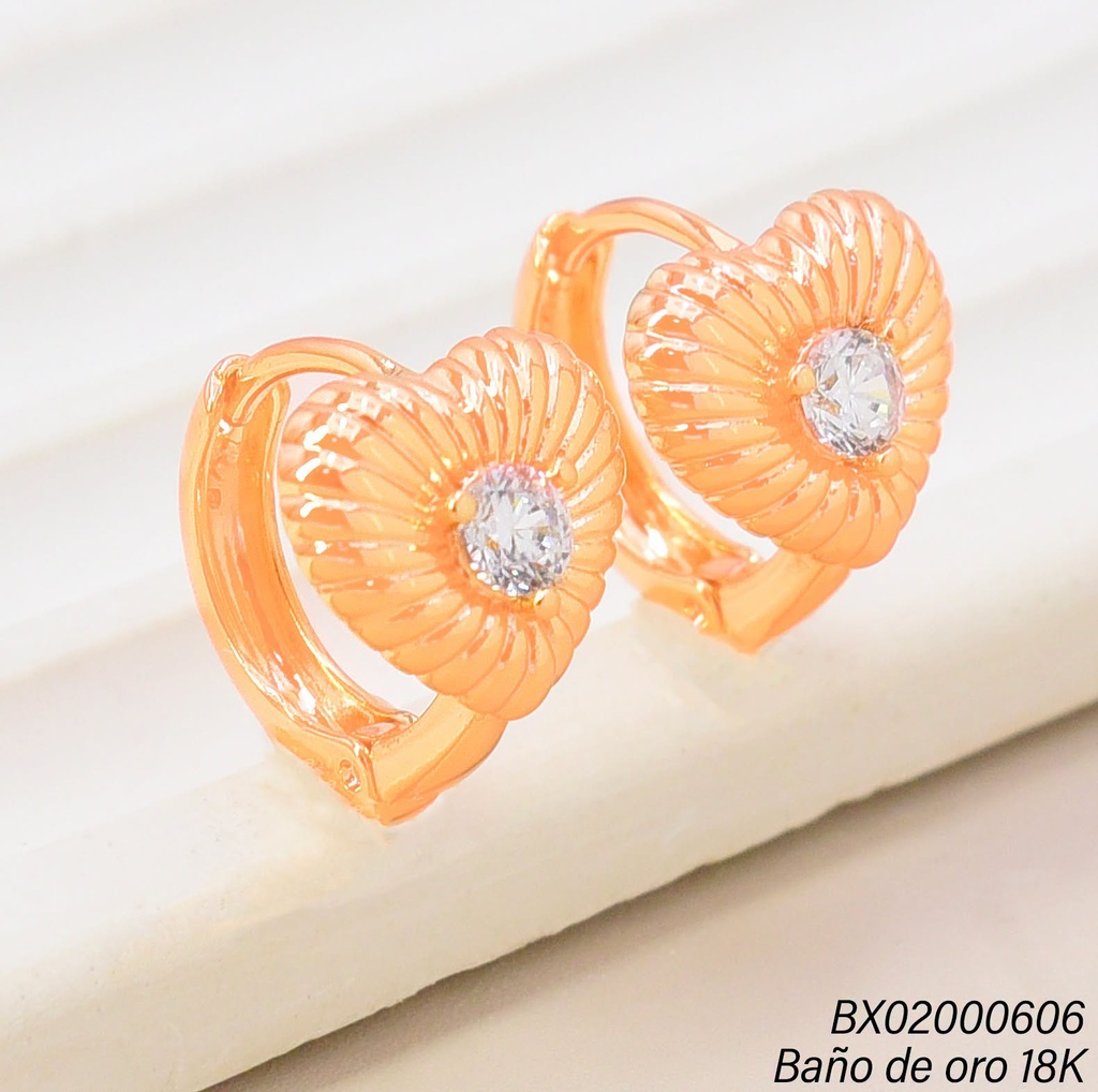 ARETES HUGGIES BAÑO DE ORO 18K. XUPING CORAZON PUNTEADO