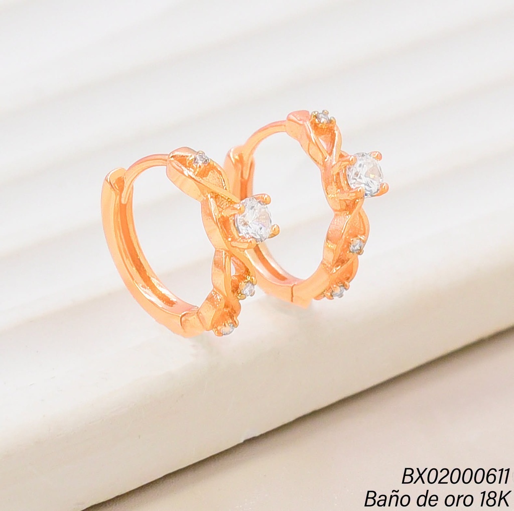 ARETES HUGGIES BAÑO DE ORO 18K. XUPING ZIRC/DOR.ENLAZADO