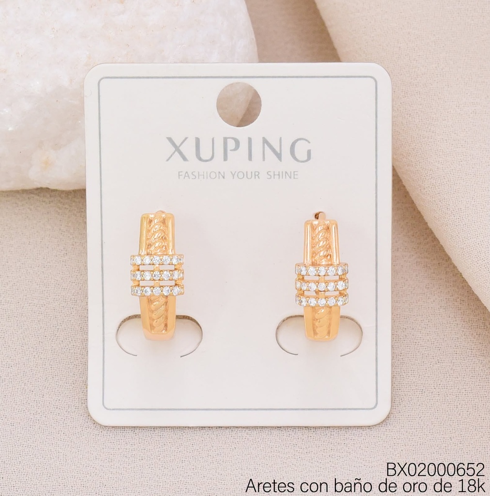 ARETES BAÑO DE ORO 18K XUPING HUGGIES TORNEADAS/ 3 LINEAS ZIRC. CENTRO (X.JL)