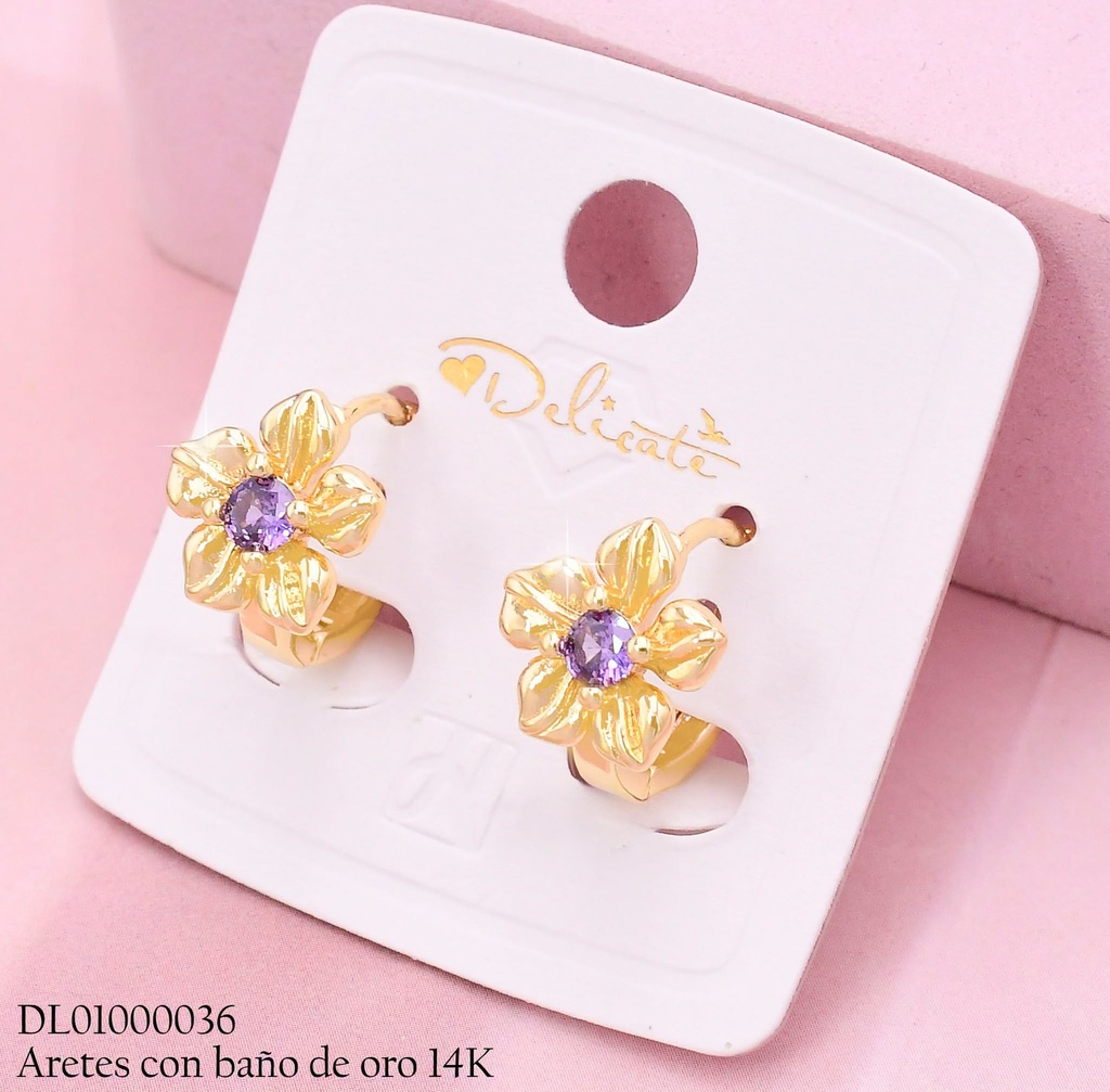 ARETES HUGGIES BAÑO DE ORO 14K. FLOR CENTRO ZIRC.LILA YAH371H (DEL1)