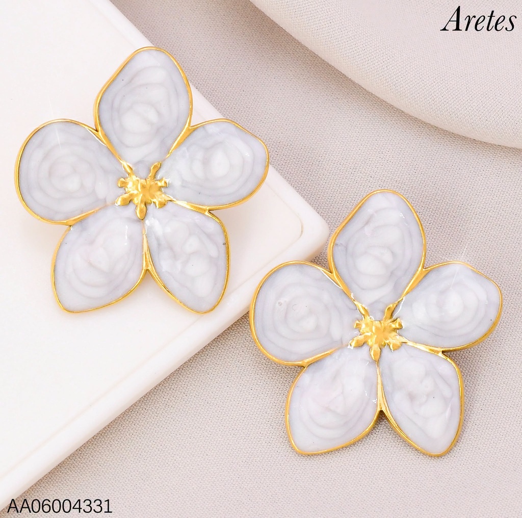 ARETES ESMALTADOS FLOR BLANCO 5 PETALOS WH260628