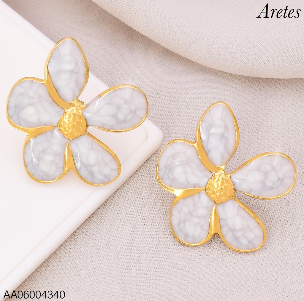 ARETES ESMALTADOS FLOR BLANCA 5 PETALOS WH260637