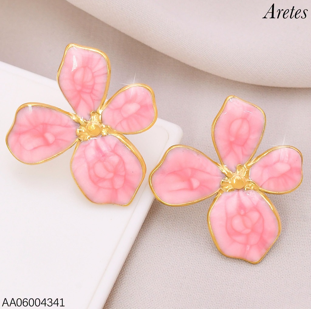 ARETES ESMALTADOS FLOR ROSADA 4 PETALOS WH260638