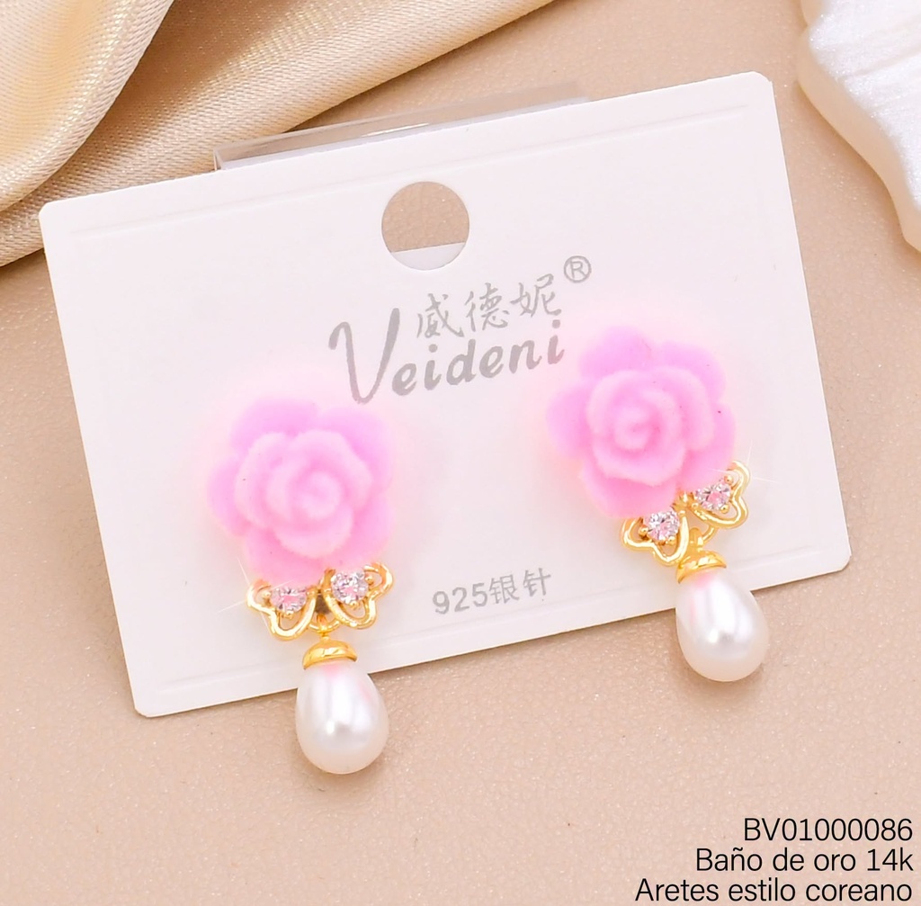 ARETES BAÑO DE ORO 14K. FLOR GAMUZA ROSADA/MARIPOSA/PERLA OV. EH-4423 (VEI080926)
