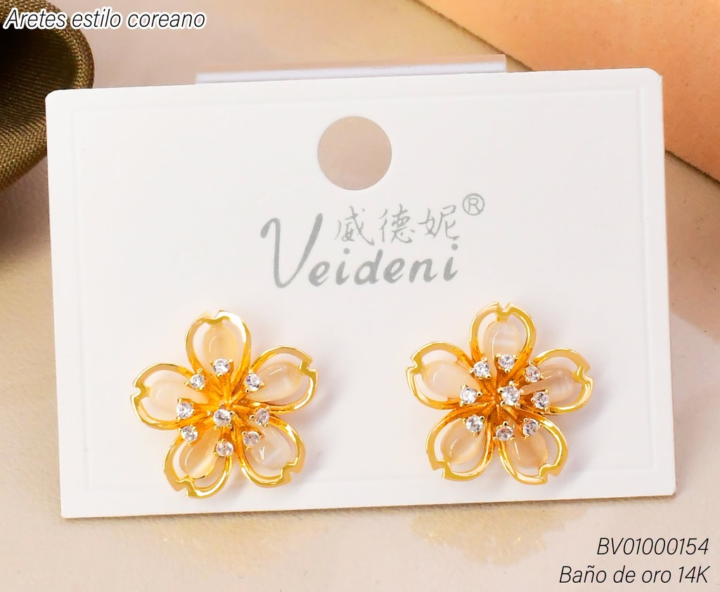 ARETES BAÑO DE ORO 14K.FLOR BEIGE 5 PET.BORDES DOR. EH-3510 (VEI080926)