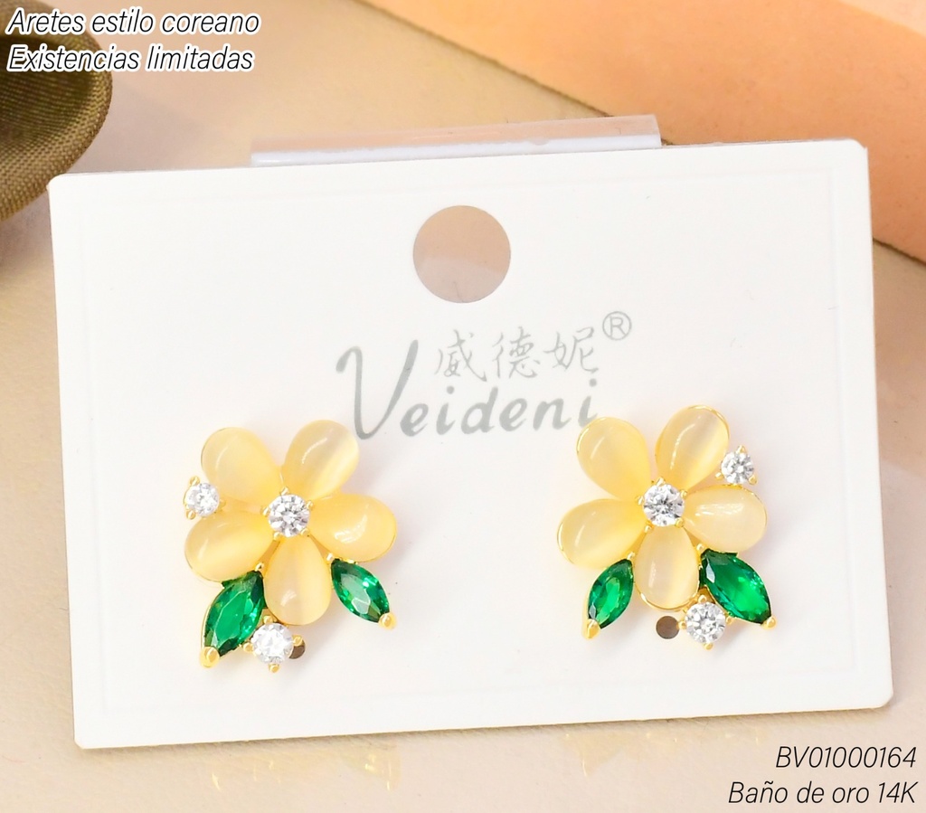 ARETES BAÑO DE ORO 14K.FLOR CREMA C/HOJITAS EH-3953 (VEI080926)