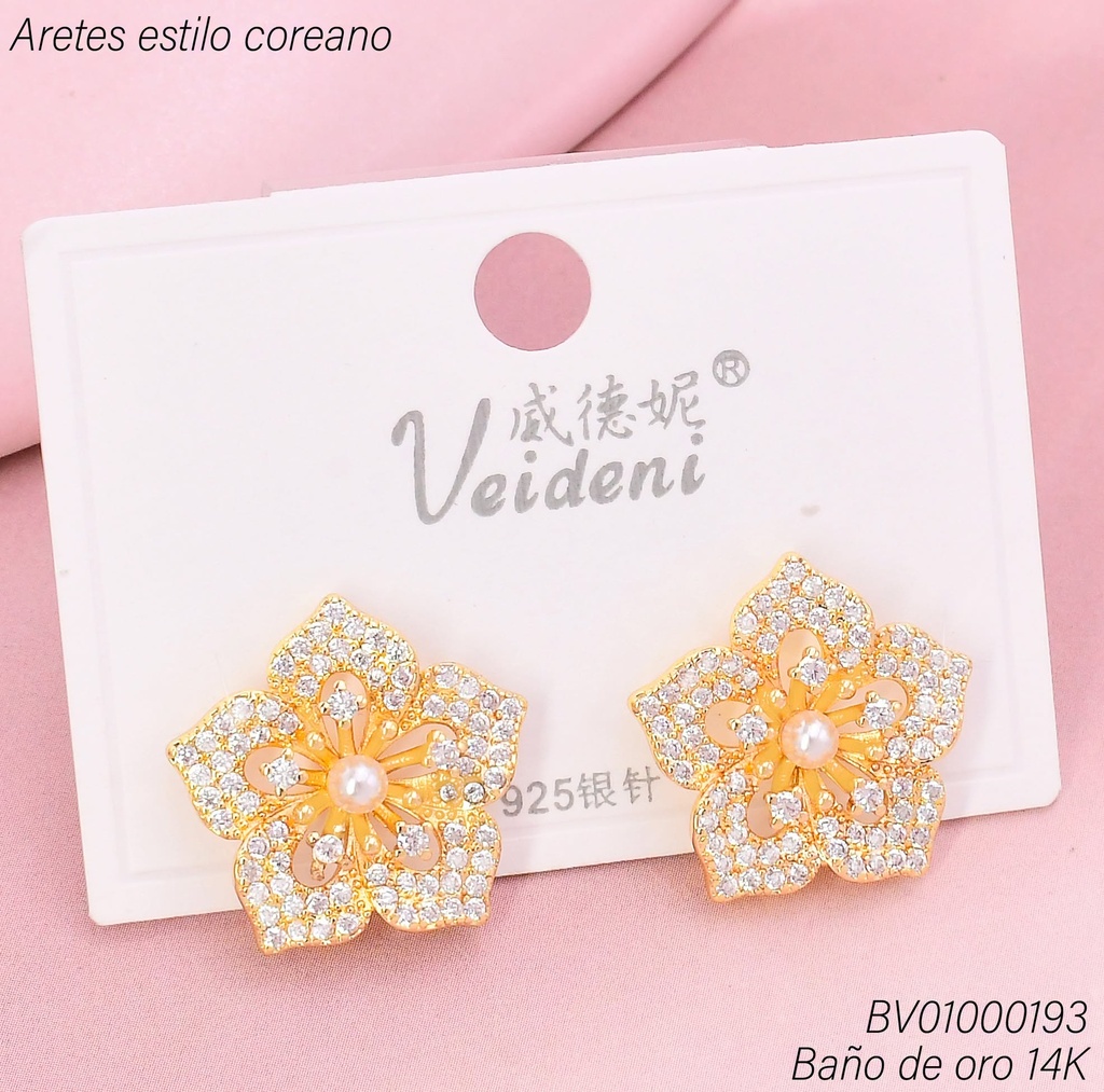 ARETES BAÑO DE ORO 14K. FLOR ZIRC/PERLITA CENTRO EH-4023 (VEI080926)