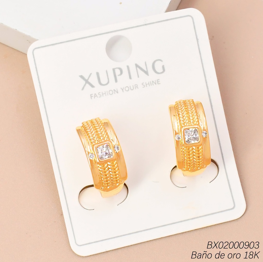 ARETES BAÑO DE ORO 18K. HUGGIES ANCHA TEXTURIZADA ZIRC CENTRO. (XL230926)