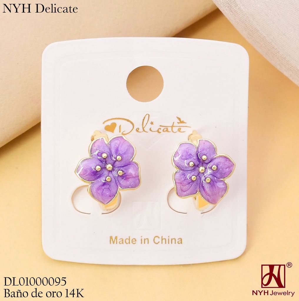 ARETES BAÑO DE ORO 14K. HUGGIES FLOR ESMALTADA MORADA YL471A (OC.)