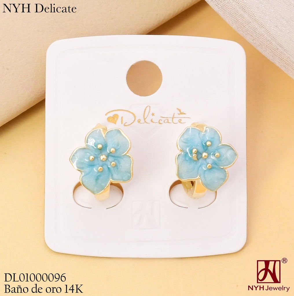 ARETES BAÑO DE ORO 14K. HUGGIES FLOR ESMALTADA CELESTE YL471A (OC.)