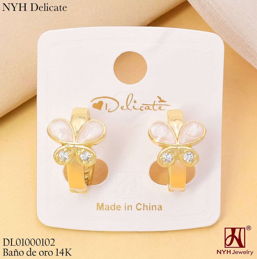 ARETES BAÑO DE ORO 14K. HUGGIES MARIPOSA ESMALTADA CREMA/ZIRC. LHH1581A (OC.)