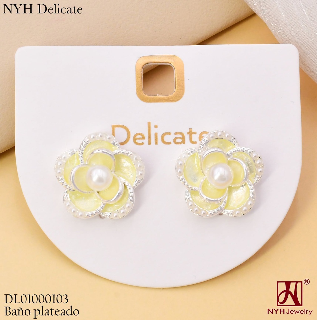 ARETES BAÑO PLATEADO FLOR ESMALTADA AMARILLA/PERLA CENTRO KY1224A (OC.)