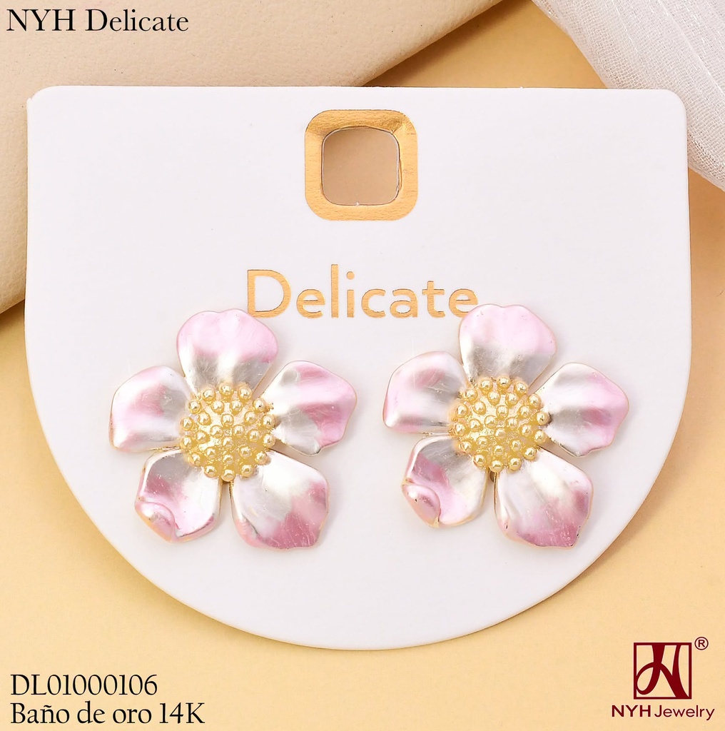 ARETES BAÑO DE ORO 14K. FLOR ESMALTADA ROSADO C/BLANCO WD5258B (OC.)