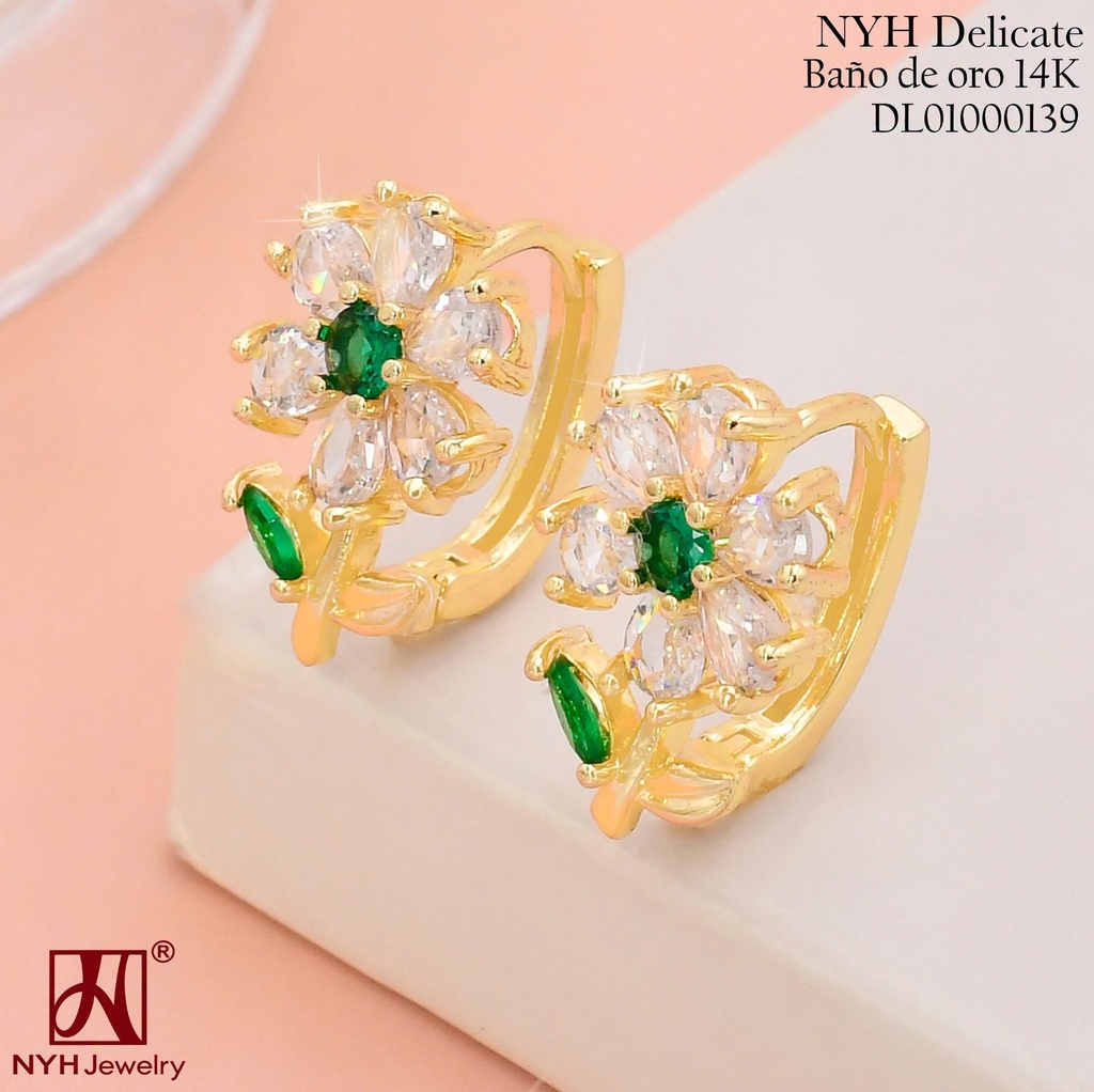 ARETES HUGGIES BAÑO DE ORO 14K.FLOR ZIRC.C/VERDE XM1069N (OC.)