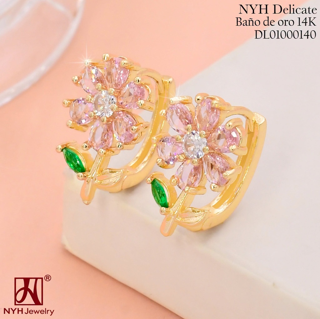 ARETES HUGGIES BAÑO DE ORO 14K.FLOR ZIRC.ROSADAS XM1069K (OC.)