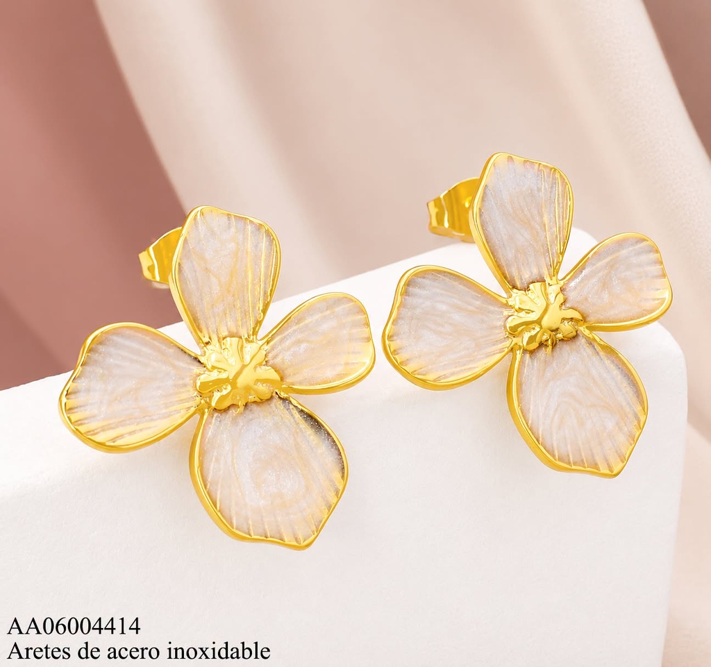 ARETES FLOR ESMALTADA BLANCA 3999-212 (10C).