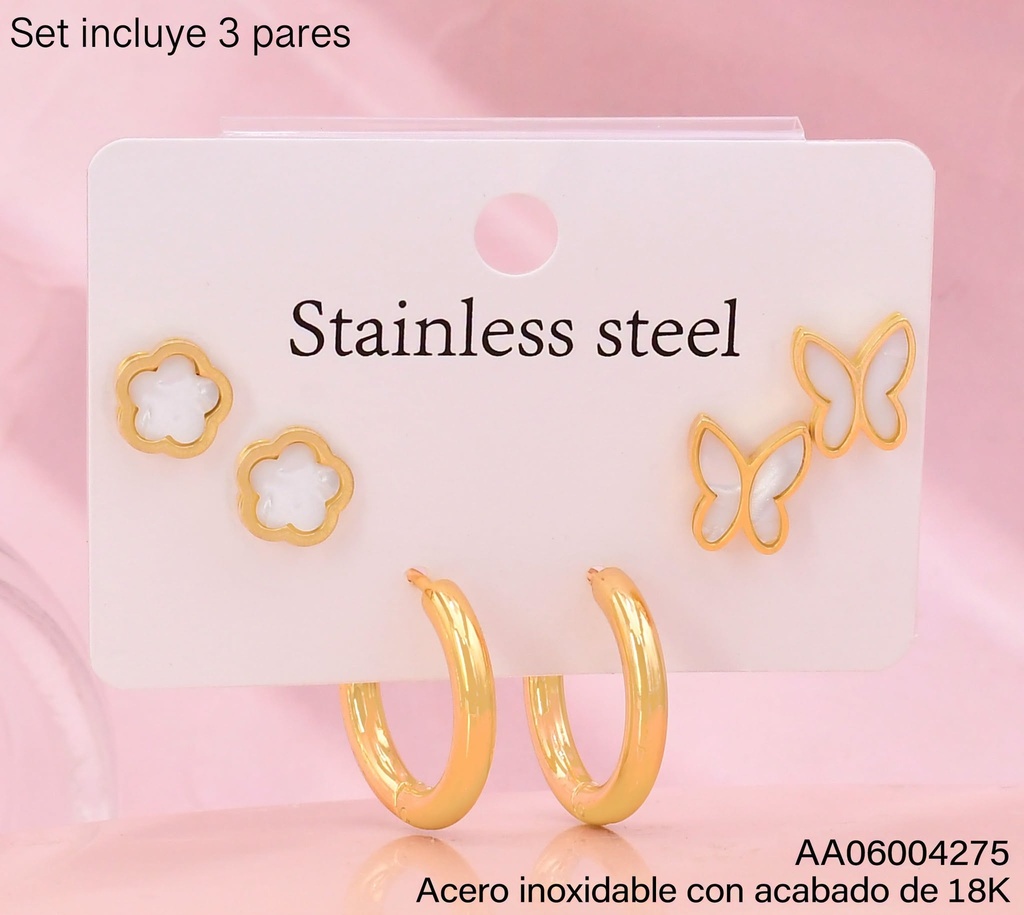 PAQ. 3 PARES ACERO INOX. ACABADO 18K FLOR BLANCA/MARIPOSA BLANCA/HUGGIES (2V26)