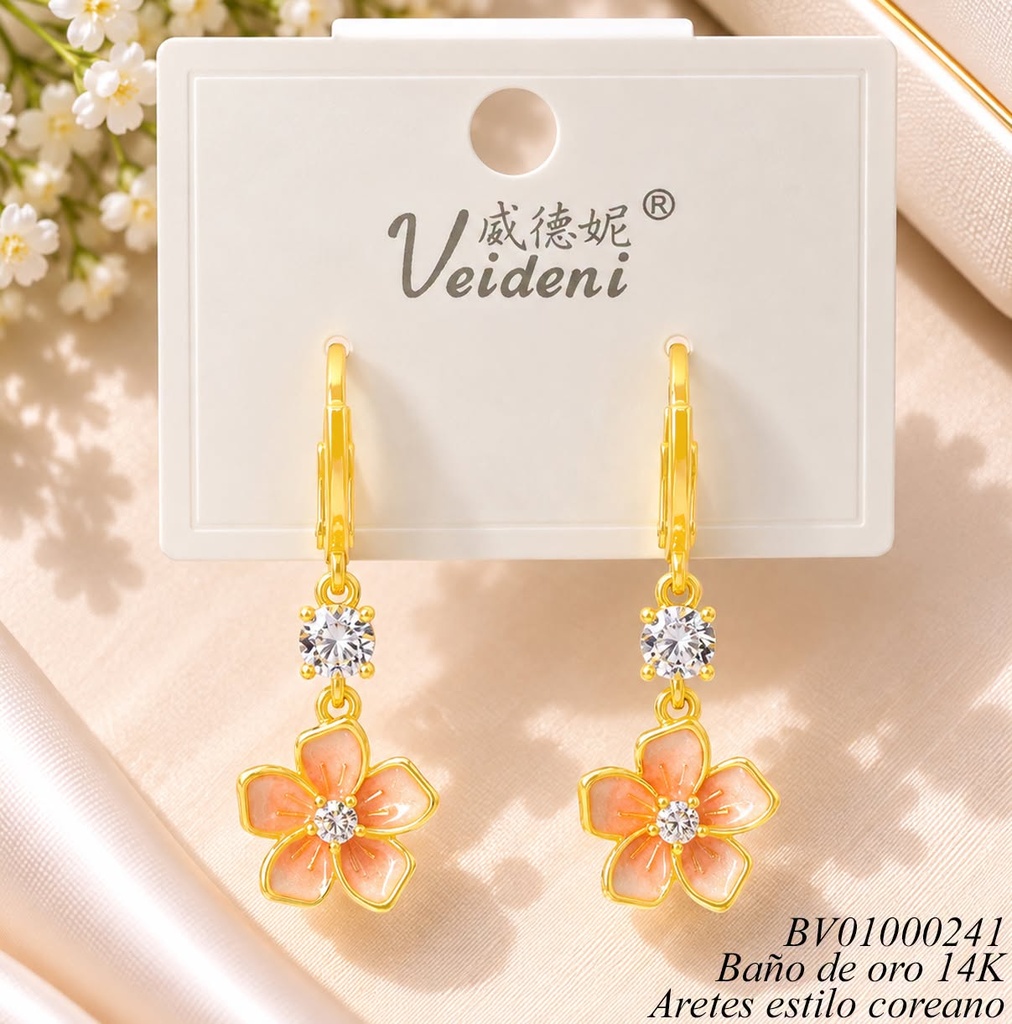 ARETES BAÑO ORO 14K. HUGGIES FLOR ESMALTADA ROSADA EH-2555 (VEI080926)