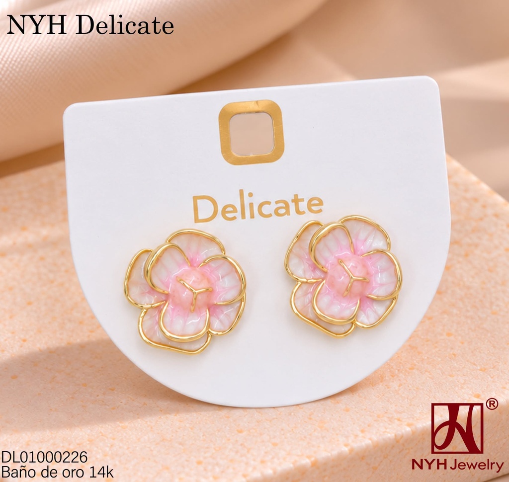 ARETES BAÑO DE ORO 14K. FLOR ESMALTADA ROSADA WD5149B (DEL211026)