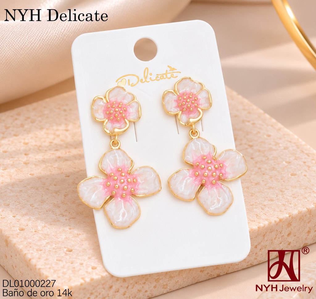 ARETES BAÑO DE ORO 14K.  DOBLE FLOR ESMALTADAS ROSADA C/BLANCO LH909E  (DEL211026)