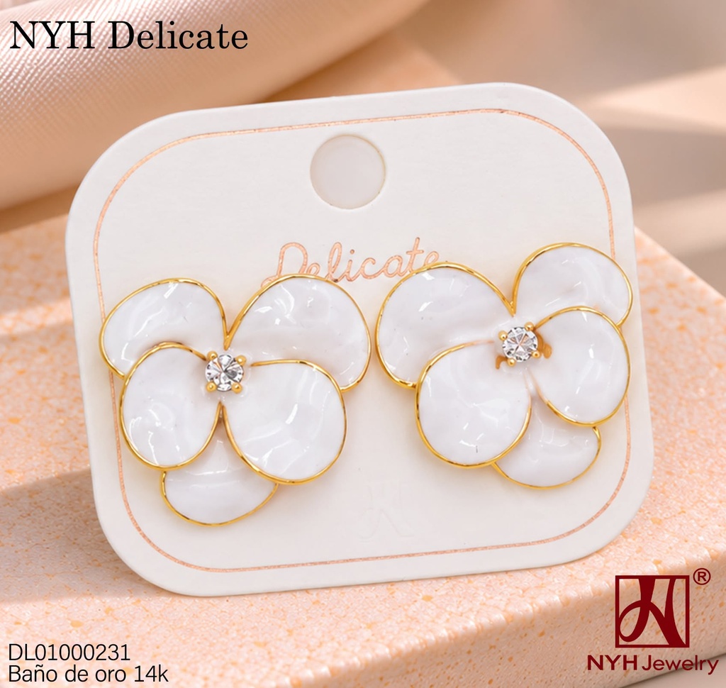 ARETES BAÑO DE ORO 14K. FLOR ESMALTADA BLANCA XM927A (DEL211026)