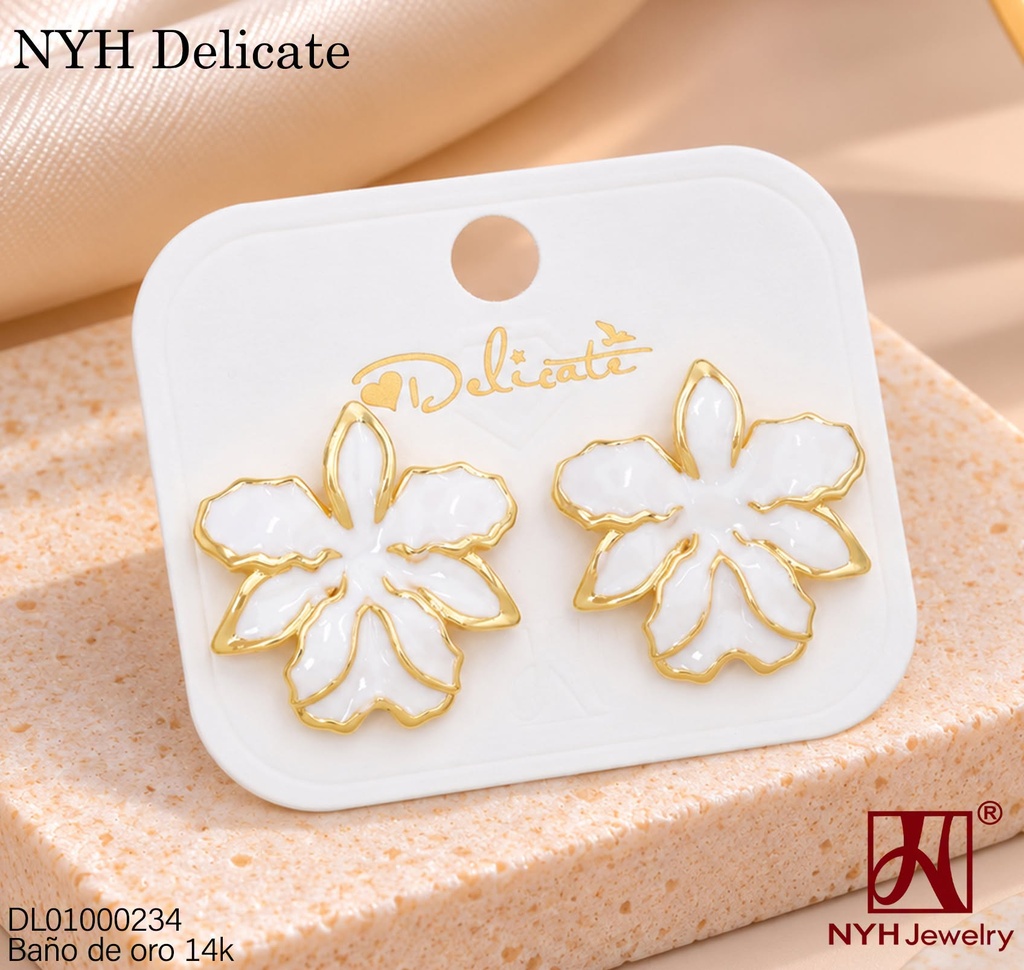 ARETES BAÑO DE ORO 14K.  FLOR BLANCA ESMALTADA IRREG. YL408B (DEL211026)