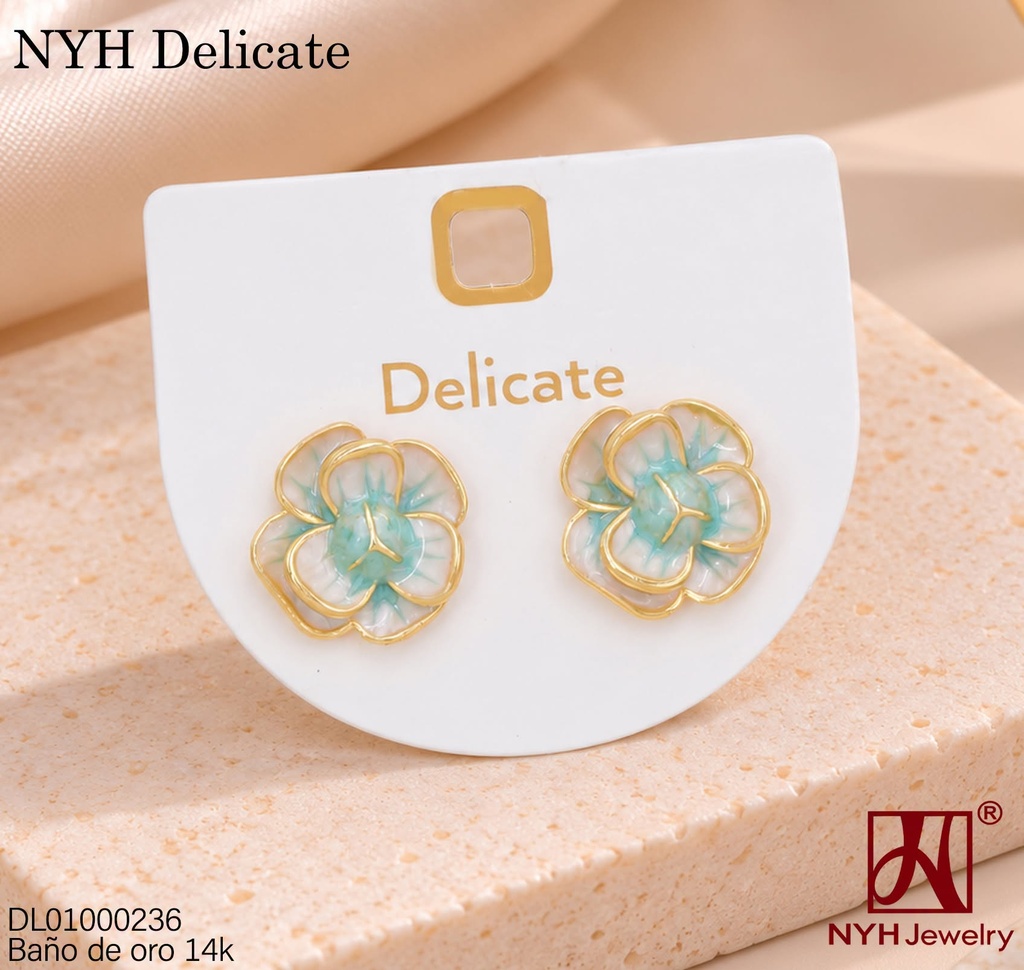 ARETES BAÑO DE ORO 14K. FLOR ESMALTADA CELESTE C/BLANCO WD5149A (DEL211026)