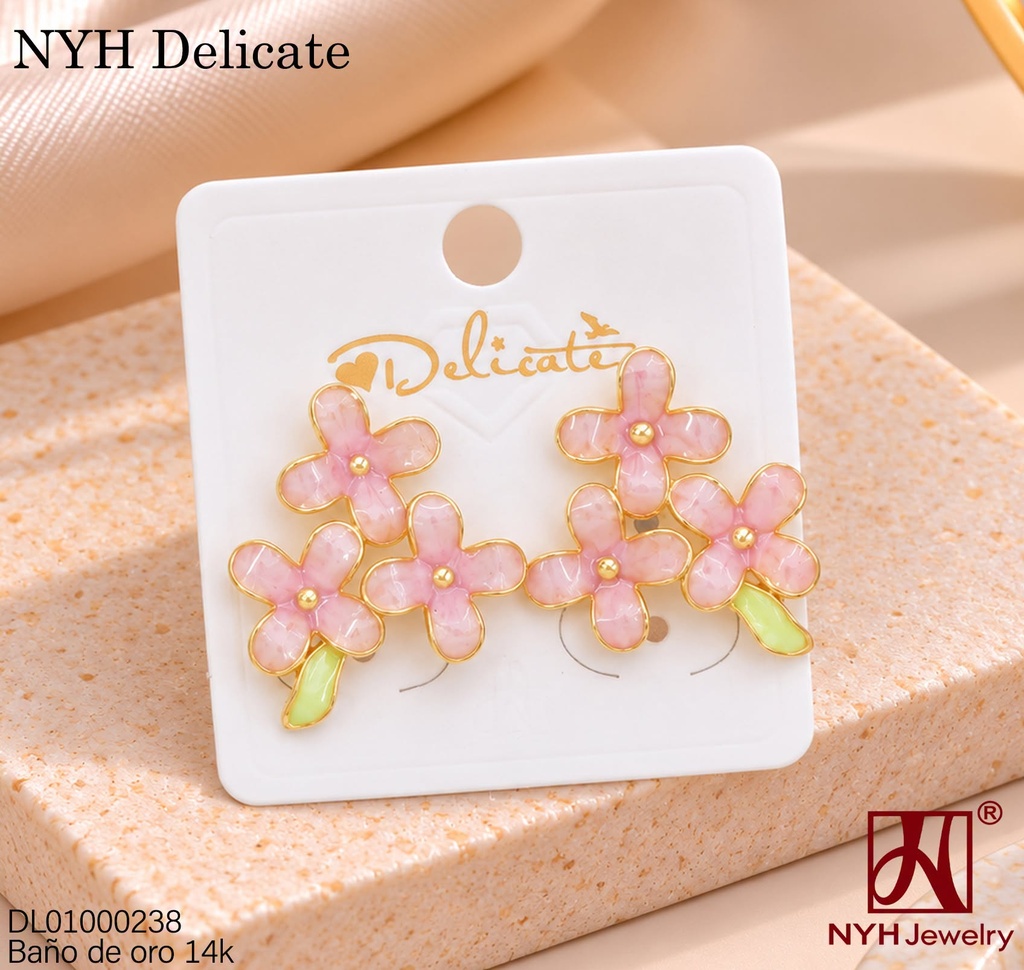 ARETES BAÑO DE ORO 14K.  3 FLORES ESMALTADAS ROSADAS YL411A (DEL211026)