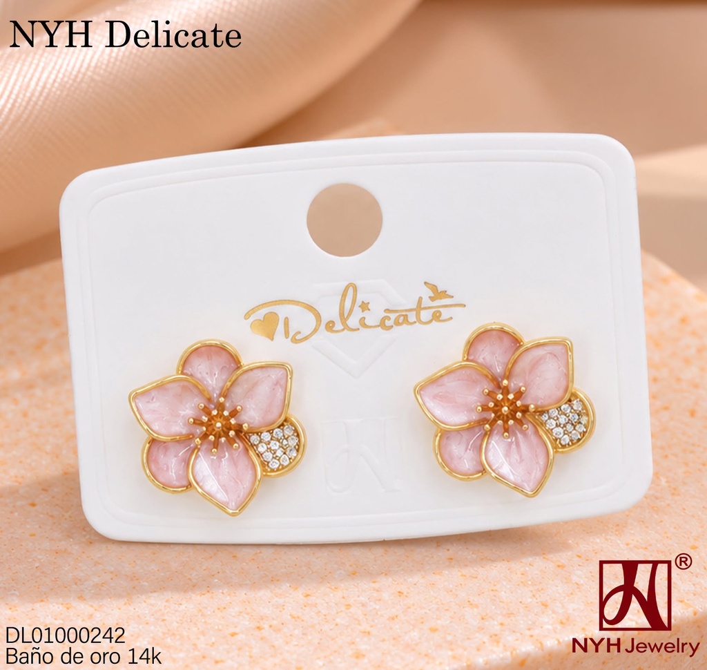 ARETES BAÑO DE ORO 14K. FLOR ESMALTADA CREMA/ZIRC SH5140A (DEL211026)