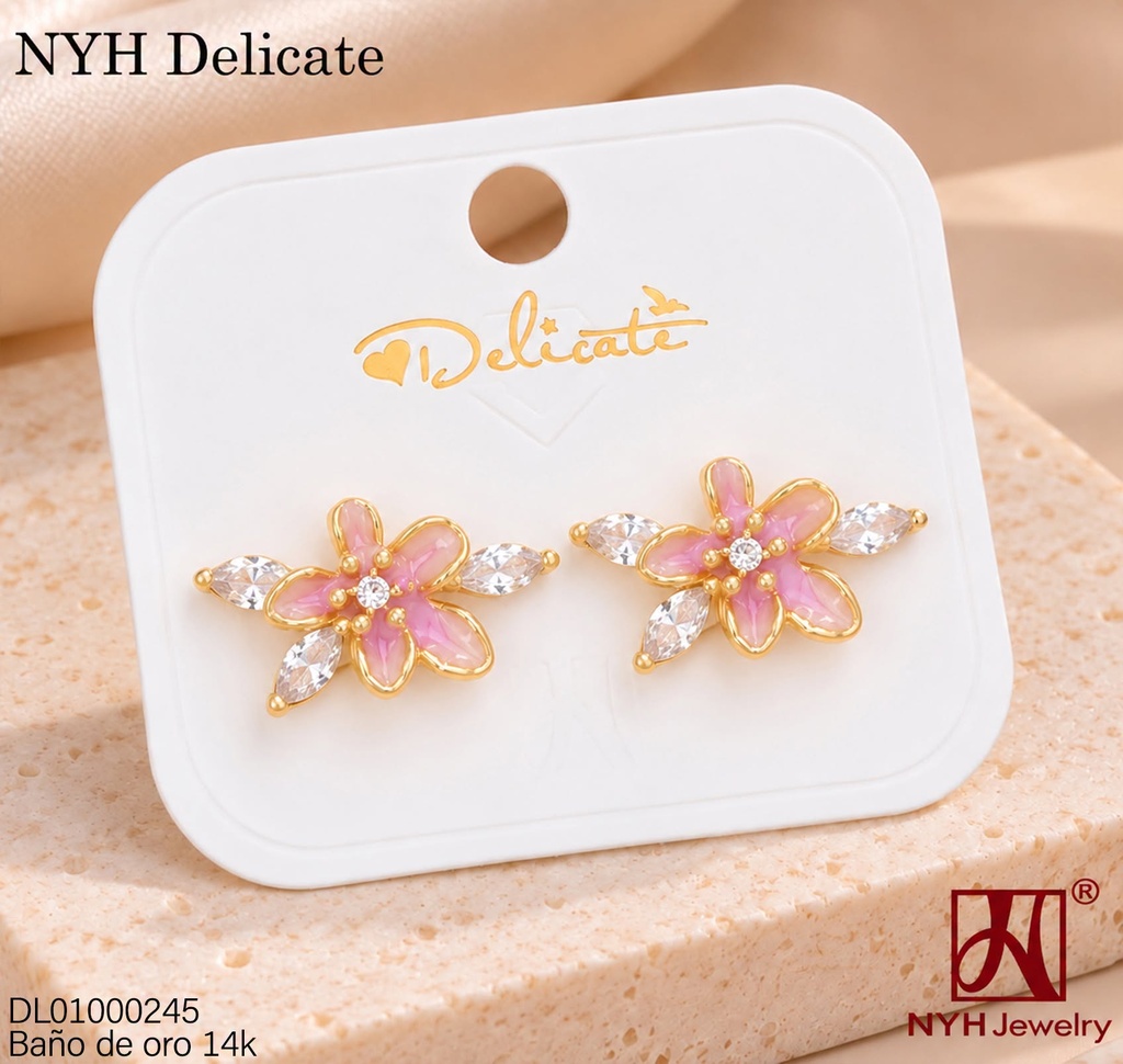 ARETES BAÑO DE ORO 14K. FLOR ROSADA ESMALTADA/HOJITAS ZIRC CRISTAL KY1568A (DEL211026)