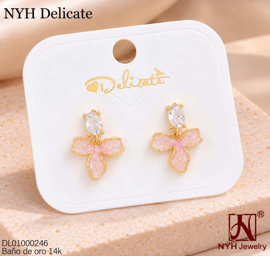 ARETES BAÑO DE ORO 14K. FLOR ESMALTADA 3 PETALOS ROSADOS/ZIRC OV. CRISTAL GSH1546A (DEL211026)
