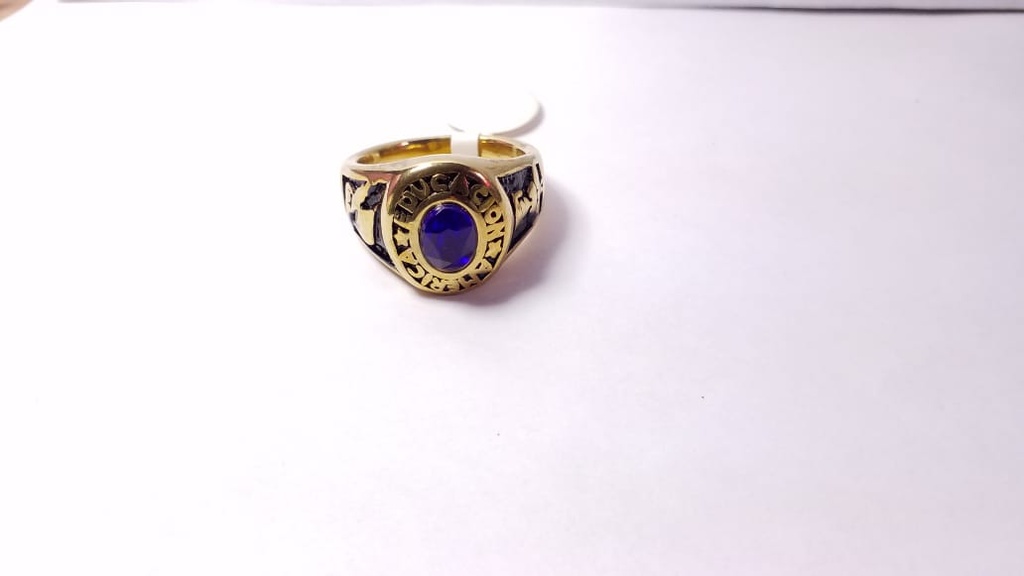 ANILLO ACERO DORADO ESTILO GRADUACION PARA CABALLERO DE PIEDRA REDONDA AZUL QUE DICE AMERICA EDUCACION