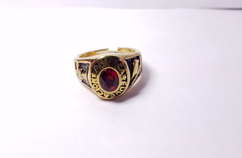 ANILLO ACERO DORADO ESTILO GRADUACION PARA CABALLERO DE PIEDRA REDONDA ROJA QUE DICE EDUCACION AMERICA