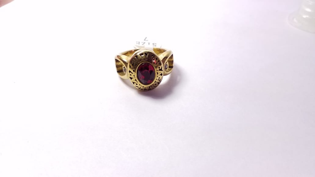 ANILLO ACERO DORADO ESTILO GRADUACION PARA DAMA CON PIEDRA ROJA REDONDA QUE DICE NICARAGUA EDUCACION
