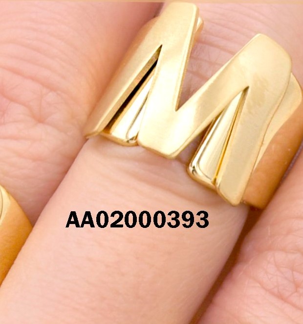 ANILLO ANCHO DORADO LISO LETRA "M"