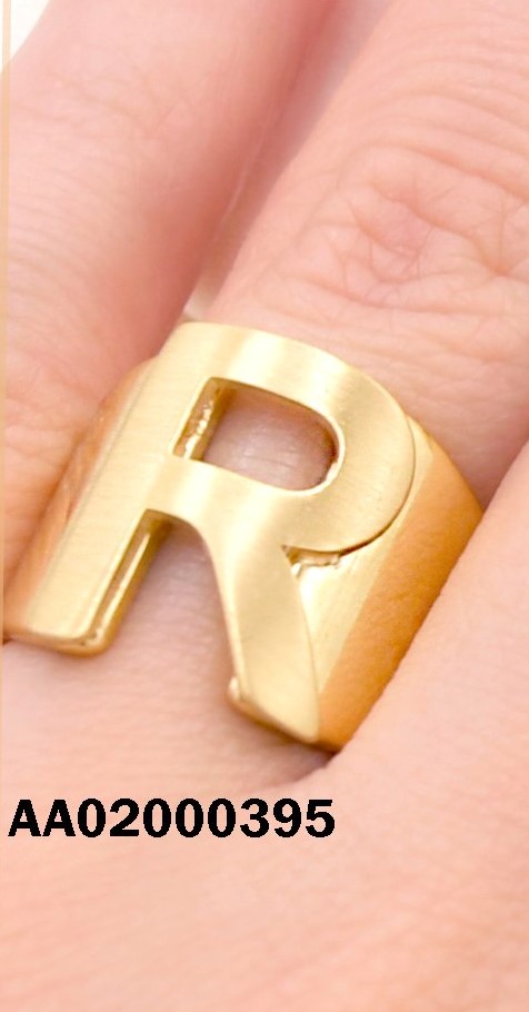 ANILLO ANCHO DORADO LISO LETRA "R"