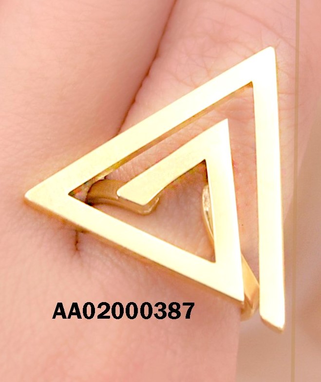 ANILLO CON TRIÁNGULO EN ESPIRAL